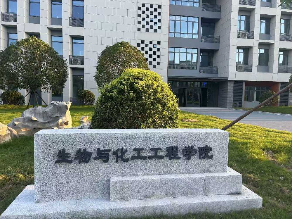 新市区扬州职业大学体育场高杆灯项目